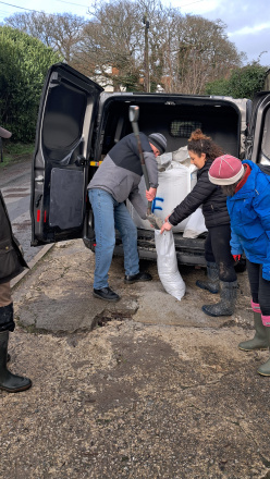 Residents of Grampound filling sandbags